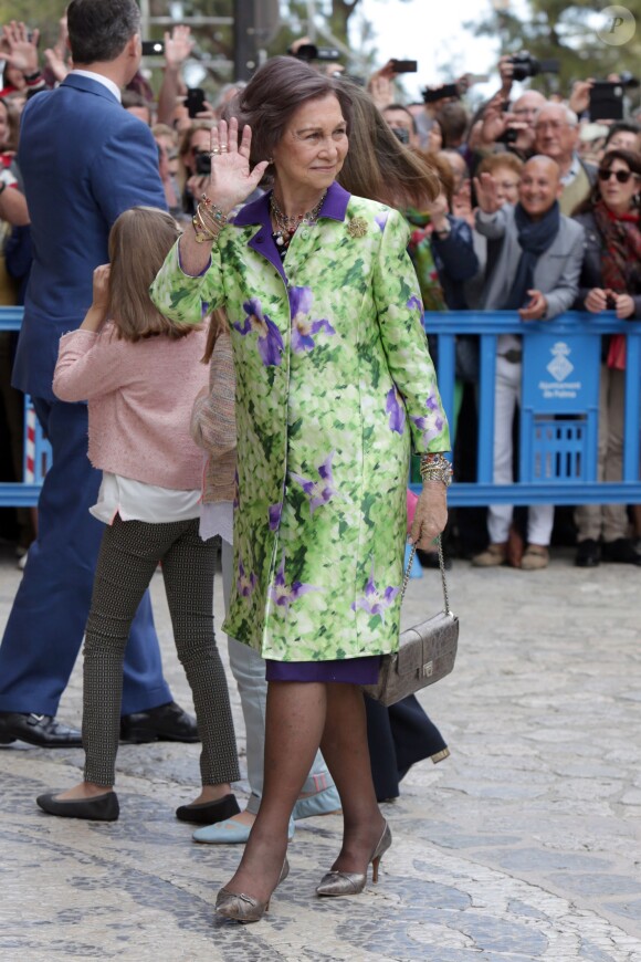 La reine Sofia, lookée et radieuse. La reine Letizia et le roi Felipe VI d'Espagne ont assisté le 27 mars 2016 en compagnie de leurs filles Leonor, princesse des Asturies, et l'infante Sofia ainsi que la reine Sofia d'Espagne à la messe de Pâques en la cathédrale de Palma de Majorque.