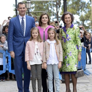 La reine Letizia et le roi Felipe VI d'Espagne ont assisté le 27 mars 2016 en compagnie de leurs filles Leonor, princesse des Asturies, et l'infante Sofia ainsi que la reine Sofia d'Espagne à la messe de Pâques en la cathédrale de Palma de Majorque.