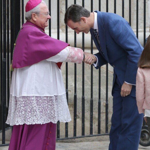 Le roi Felipe VI arrive pour la messe de la résurrection. La reine Letizia et le roi Felipe VI d'Espagne ont assisté le 27 mars 2016 en compagnie de leurs filles Leonor, princesse des Asturies, et l'infante Sofia ainsi que la reine Sofia d'Espagne à la messe de Pâques en la cathédrale de Palma de Majorque.
