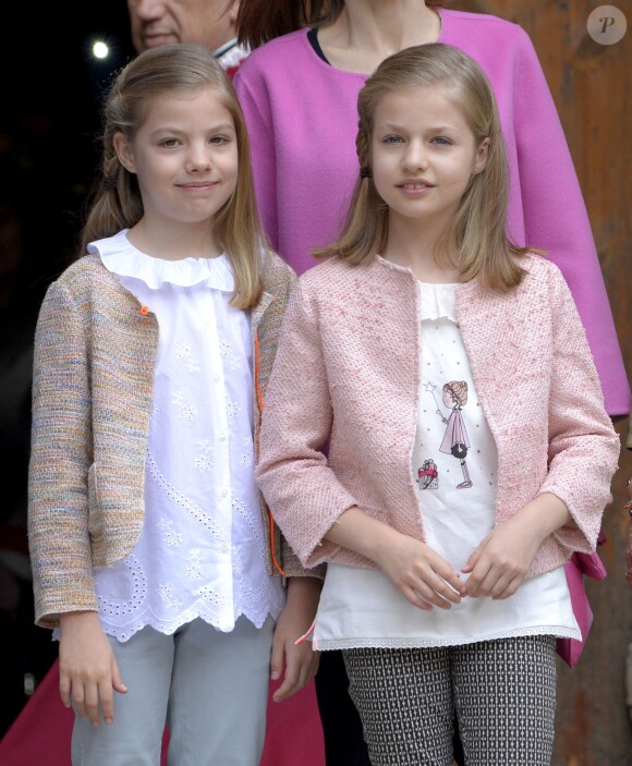 Leonor et Sofia sont de plus en plus à l'aise lors des sorties médiatisées, comme la messe pascale à Majorque. La reine Letizia et le roi Felipe VI d'Espagne ont assisté le 27 mars 2016 en compagnie de leurs filles Leonor, princesse des Asturies, et l'infante Sofia ainsi que la reine Sofia d'Espagne à la messe de Pâques en la cathédrale de Palma de Majorque.