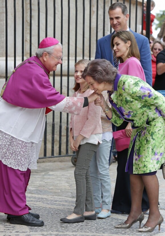 La reine Sofia s'incline devant l'évêque de Majorque, sous le regard de sa famille. La reine Letizia et le roi Felipe VI d'Espagne ont assisté le 27 mars 2016 en compagnie de leurs filles Leonor, princesse des Asturies, et l'infante Sofia ainsi que la reine Sofia d'Espagne à la messe de Pâques en la cathédrale de Palma de Majorque.