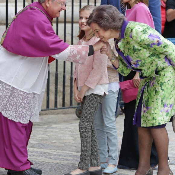 La reine Sofia s'incline devant l'évêque de Majorque, sous le regard de sa famille. La reine Letizia et le roi Felipe VI d'Espagne ont assisté le 27 mars 2016 en compagnie de leurs filles Leonor, princesse des Asturies, et l'infante Sofia ainsi que la reine Sofia d'Espagne à la messe de Pâques en la cathédrale de Palma de Majorque.