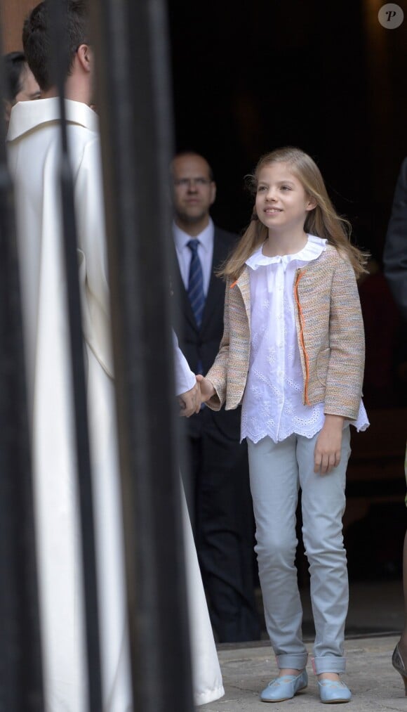 L'infante Sofia à la sortie de La Seu. La reine Letizia et le roi Felipe VI d'Espagne ont assisté le 27 mars 2016 en compagnie de leurs filles Leonor, princesse des Asturies, et l'infante Sofia ainsi que la reine Sofia d'Espagne à la messe de Pâques en la cathédrale de Palma de Majorque.