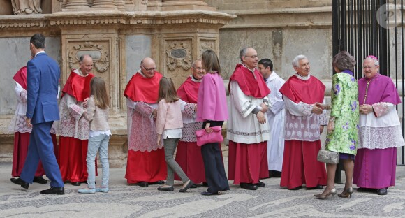 La reine Letizia et le roi Felipe VI d'Espagne, accueillis par les religieux, ont assisté le 27 mars 2016 en compagnie de leurs filles Leonor, princesse des Asturies, et l'infante Sofia ainsi que la reine Sofia d'Espagne à la messe de Pâques en la cathédrale de Palma de Majorque.
