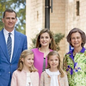 La reine Letizia et le roi Felipe VI d'Espagne ont assisté le 27 mars 2016 en compagnie de leurs filles Leonor, princesse des Asturies, et l'infante Sofia ainsi que la reine Sofia d'Espagne à la messe de Pâques en la cathédrale de Palma de Majorque.