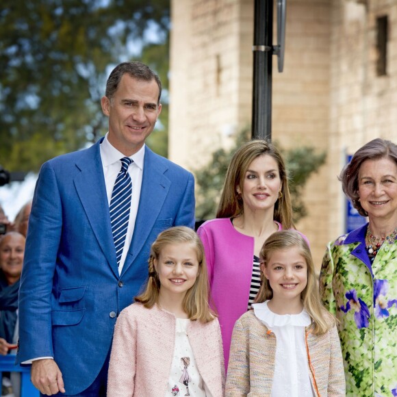 La reine Letizia et le roi Felipe VI d'Espagne ont assisté le 27 mars 2016 en compagnie de leurs filles Leonor, princesse des Asturies, et l'infante Sofia ainsi que la reine Sofia d'Espagne à la messe de Pâques en la cathédrale de Palma de Majorque.