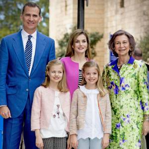 La reine Letizia et le roi Felipe VI d'Espagne ont assisté le 27 mars 2016 en compagnie de leurs filles Leonor, princesse des Asturies, et l'infante Sofia ainsi que la reine Sofia d'Espagne à la messe de Pâques en la cathédrale de Palma de Majorque.