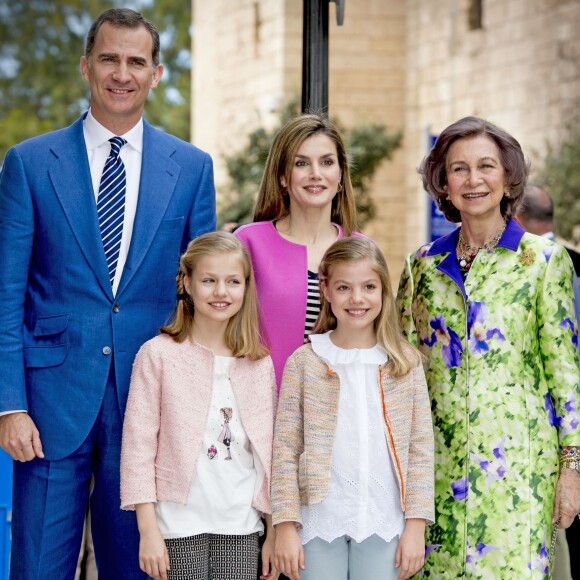 La reine Letizia et le roi Felipe VI d'Espagne ont assisté le 27 mars 2016 en compagnie de leurs filles Leonor, princesse des Asturies, et l'infante Sofia ainsi que la reine Sofia d'Espagne à la messe de Pâques en la cathédrale de Palma de Majorque.