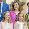 Letizia et ses filles, trio glamour. La reine Letizia et le roi Felipe VI d'Espagne ont assisté le 27 mars 2016 en compagnie de leurs filles Leonor, princesse des Asturies, et l'infante Sofia ainsi que la reine Sofia d'Espagne à la messe de Pâques en la cathédrale de Palma de Majorque.