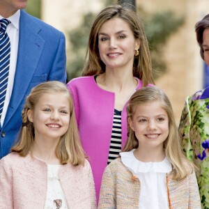 Letizia et ses filles, trio glamour. La reine Letizia et le roi Felipe VI d'Espagne ont assisté le 27 mars 2016 en compagnie de leurs filles Leonor, princesse des Asturies, et l'infante Sofia ainsi que la reine Sofia d'Espagne à la messe de Pâques en la cathédrale de Palma de Majorque.
