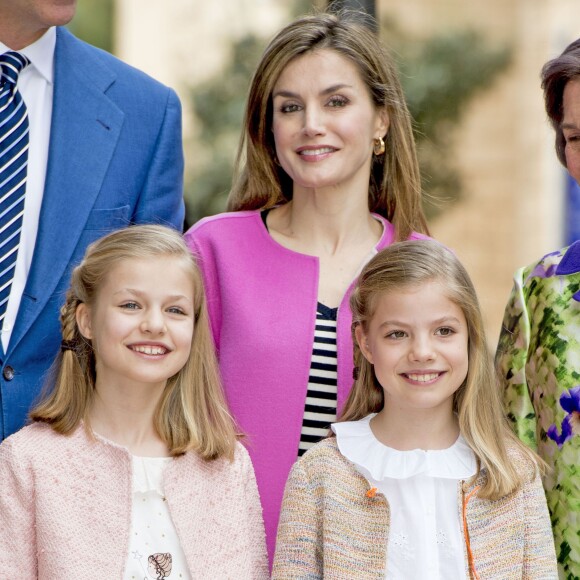 Letizia et ses filles, trio glamour. La reine Letizia et le roi Felipe VI d'Espagne ont assisté le 27 mars 2016 en compagnie de leurs filles Leonor, princesse des Asturies, et l'infante Sofia ainsi que la reine Sofia d'Espagne à la messe de Pâques en la cathédrale de Palma de Majorque.
