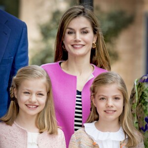 Letizia et ses filles, trio glamour. La reine Letizia et le roi Felipe VI d'Espagne ont assisté le 27 mars 2016 en compagnie de leurs filles Leonor, princesse des Asturies, et l'infante Sofia ainsi que la reine Sofia d'Espagne à la messe de Pâques en la cathédrale de Palma de Majorque.