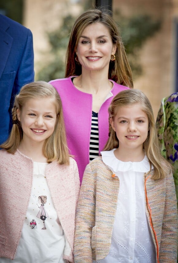 Letizia et ses filles, trio glamour. La reine Letizia et le roi Felipe VI d'Espagne ont assisté le 27 mars 2016 en compagnie de leurs filles Leonor, princesse des Asturies, et l'infante Sofia ainsi que la reine Sofia d'Espagne à la messe de Pâques en la cathédrale de Palma de Majorque.