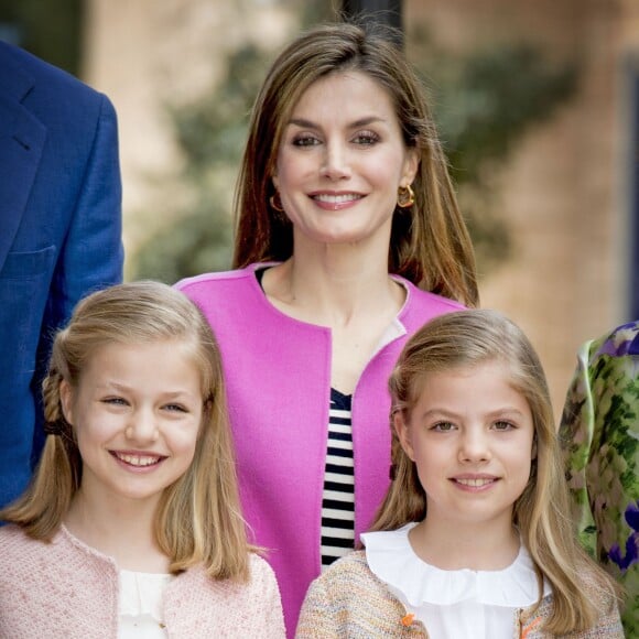 Letizia et ses filles, trio glamour. La reine Letizia et le roi Felipe VI d'Espagne ont assisté le 27 mars 2016 en compagnie de leurs filles Leonor, princesse des Asturies, et l'infante Sofia ainsi que la reine Sofia d'Espagne à la messe de Pâques en la cathédrale de Palma de Majorque.