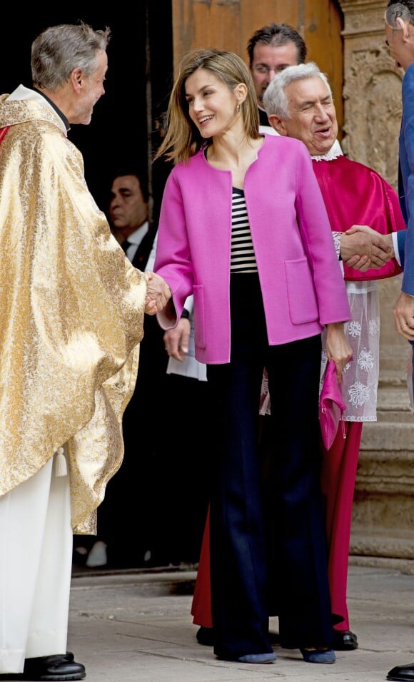 La reine Letizia, qui a décidé de laisser repousser ses cheveux, et le roi Felipe VI d'Espagne ont assisté le 27 mars 2016 en compagnie de leurs filles Leonor, princesse des Asturies, et l'infante Sofia ainsi que la reine Sofia d'Espagne à la messe de Pâques en la cathédrale de Palma de Majorque.