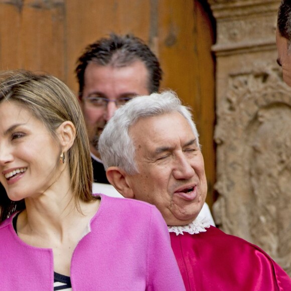 La reine Letizia, qui a décidé de laisser repousser ses cheveux, et le roi Felipe VI d'Espagne ont assisté le 27 mars 2016 en compagnie de leurs filles Leonor, princesse des Asturies, et l'infante Sofia ainsi que la reine Sofia d'Espagne à la messe de Pâques en la cathédrale de Palma de Majorque.