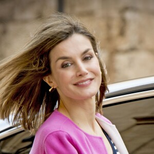 La reine Letizia, qui a décidé de laisser repousser ses cheveux, et le roi Felipe VI d'Espagne ont assisté le 27 mars 2016 en compagnie de leurs filles Leonor, princesse des Asturies, et l'infante Sofia ainsi que la reine Sofia d'Espagne à la messe de Pâques en la cathédrale de Palma de Majorque.