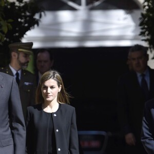 Le roi Felipe VI et la reine Letizia d'Espagne à l'ambassade de Belgique à Madrid le 23 mars 2016 pour signer le registre des condoléances ouvert suite aux attentats de Bruxelles.