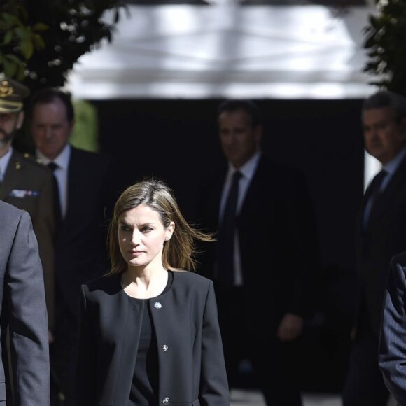 Le roi Felipe VI et la reine Letizia d'Espagne à l'ambassade de Belgique à Madrid le 23 mars 2016 pour signer le registre des condoléances ouvert suite aux attentats de Bruxelles.
