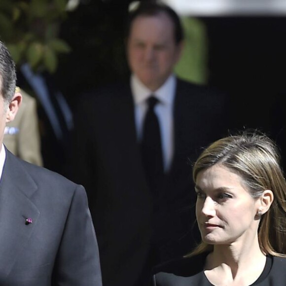 Le roi Felipe VI et la reine Letizia d'Espagne à l'ambassade de Belgique à Madrid le 23 mars 2016 pour signer le registre des condoléances ouvert suite aux attentats de Bruxelles.