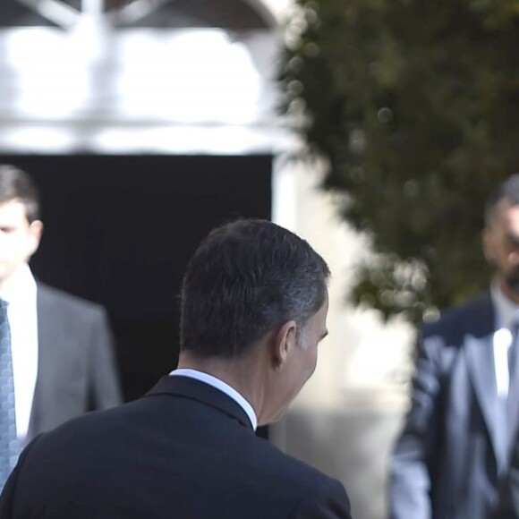 Le roi Felipe VI et la reine Letizia d'Espagne à l'ambassade de Belgique à Madrid le 23 mars 2016 pour signer le registre des condoléances ouvert suite aux attentats de Bruxelles.