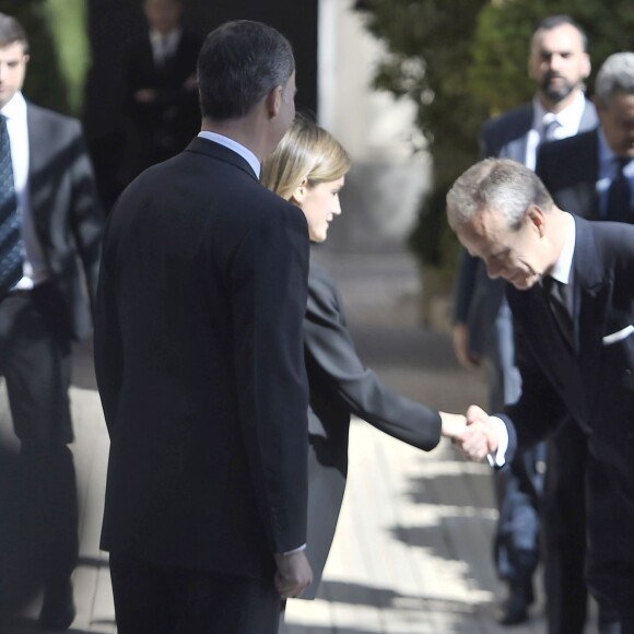 Le roi Felipe VI et la reine Letizia d'Espagne à l'ambassade de Belgique à Madrid le 23 mars 2016 pour signer le registre des condoléances ouvert suite aux attentats de Bruxelles.