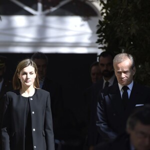 Le roi Felipe VI et la reine Letizia d'Espagne à l'ambassade de Belgique à Madrid le 23 mars 2016 pour signer le registre des condoléances ouvert suite aux attentats de Bruxelles.