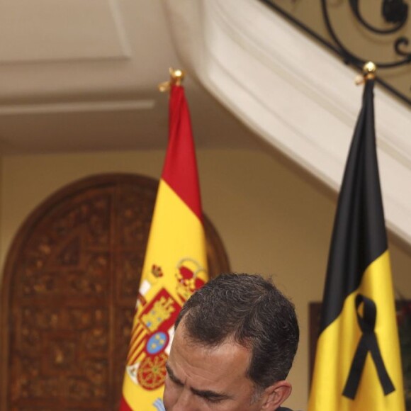 Le roi Felipe VI et la reine Letizia d'Espagne ont signé à l'ambassade de Belgique à Madrid le 23 mars 2016 le registre des condoléances ouvert suite aux attentats de Bruxelles.