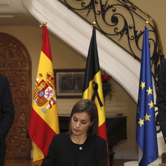 Le roi Felipe VI et la reine Letizia d'Espagne ont signé à l'ambassade de Belgique à Madrid le 23 mars 2016 le registre des condoléances ouvert suite aux attentats de Bruxelles.