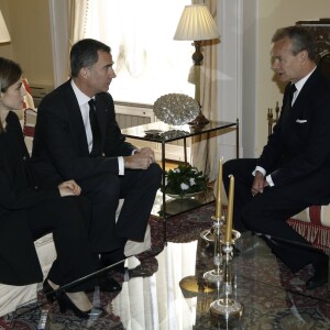 Le roi Felipe VI et la reine Letizia d'Espagne ont signé à l'ambassade de Belgique à Madrid le 23 mars 2016 le registre des condoléances ouvert suite aux attentats de Bruxelles.