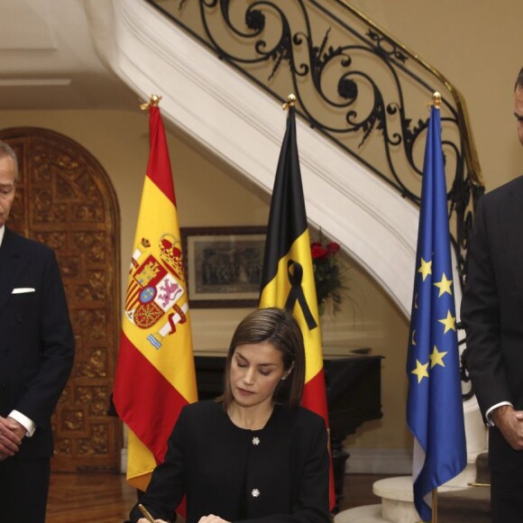 Le roi Felipe VI et la reine Letizia d'Espagne ont signé à l'ambassade de Belgique à Madrid le 23 mars 2016 le registre des condoléances ouvert suite aux attentats de Bruxelles.