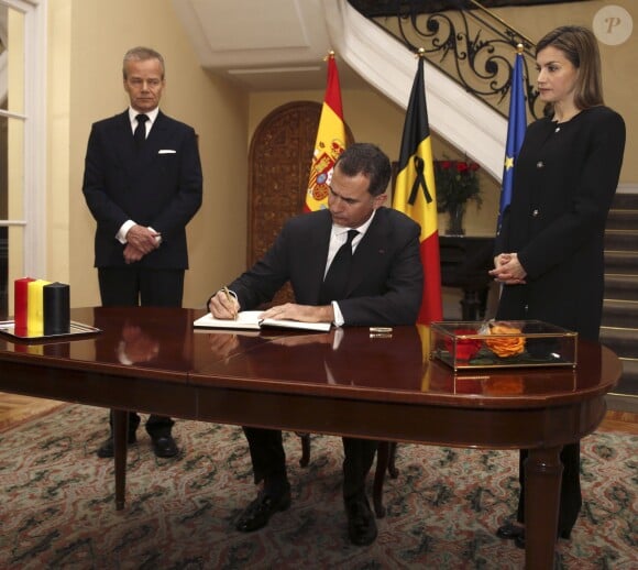 Le roi Felipe VI et la reine Letizia d'Espagne ont signé à l'ambassade de Belgique à Madrid le 23 mars 2016 le registre des condoléances ouvert suite aux attentats de Bruxelles.