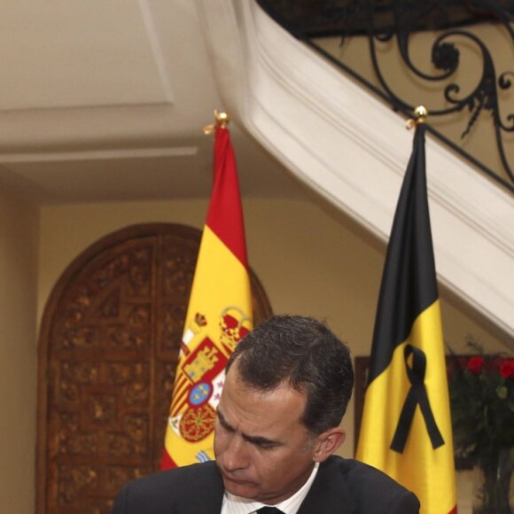 Le roi Felipe VI et la reine Letizia d'Espagne ont signé à l'ambassade de Belgique à Madrid le 23 mars 2016 le registre des condoléances ouvert suite aux attentats de Bruxelles.