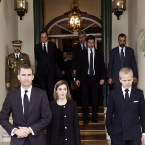 Le roi Felipe VI et la reine Letizia d'Espagne ont signé à l'ambassade de Belgique à Madrid le 23 mars 2016 le registre des condoléances ouvert suite aux attentats de Bruxelles.