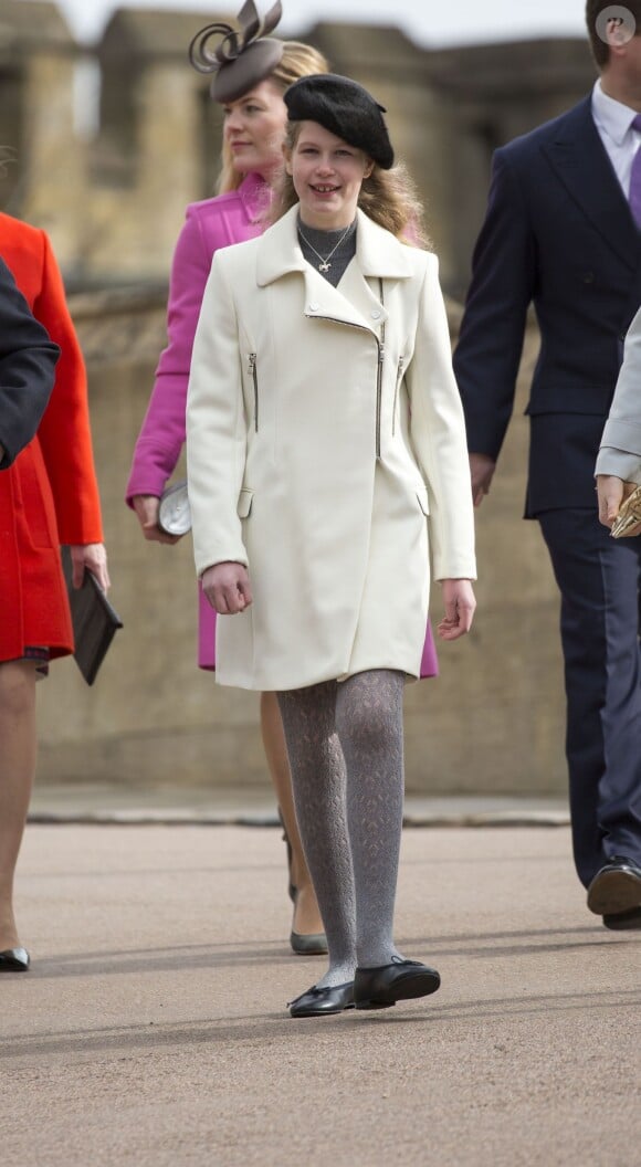 Lady Louise Windsor (en arrière-plan, Autumn Phillips) au château de Windsor le 27 mars 2016 pour la messe de Pâques en la chapelle St George.