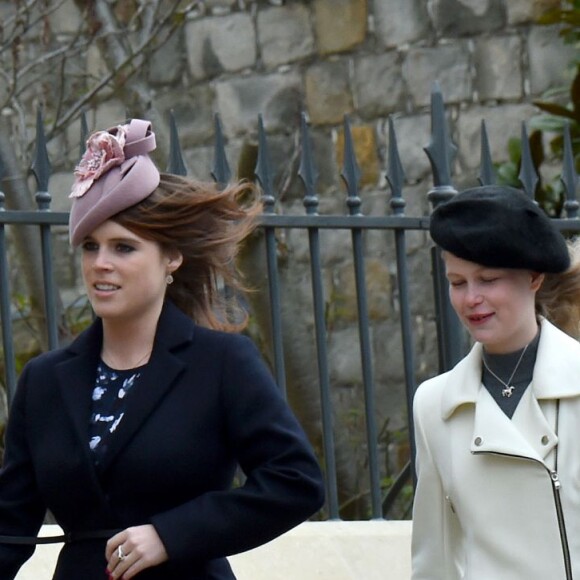 La princesse Eugenie et la princesse Beatrice d'York avec leur cousine Lady Louise Windsor au château de Windsor le 27 mars 2016 pour la messe de Pâques en la chapelle St George.