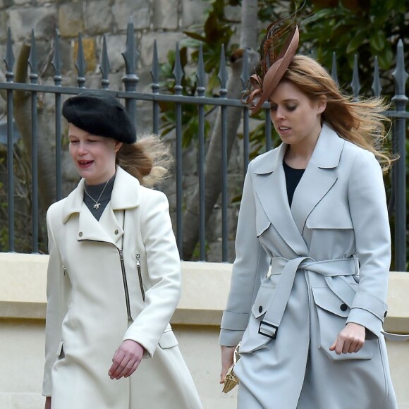 La princesse Eugenie et la princesse Beatrice d'York avec leur cousine Lady Louise Windsor au château de Windsor le 27 mars 2016 pour la messe de Pâques en la chapelle St George.