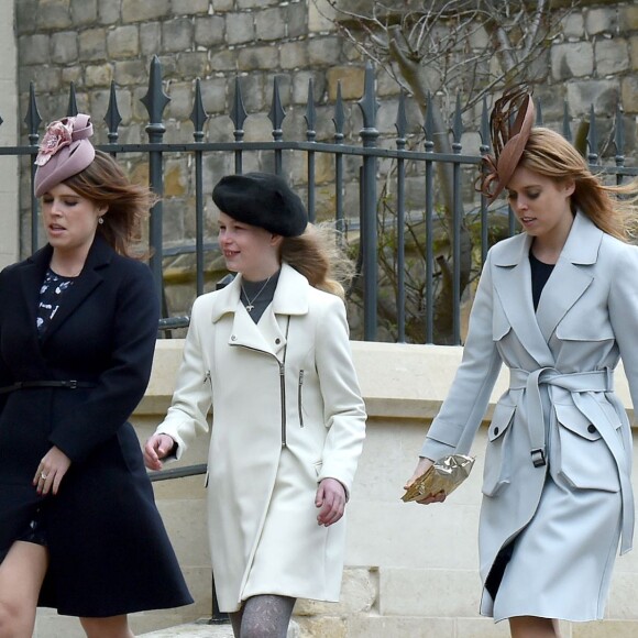 La princesse Eugenie et la princesse Beatrice d'York avec leur cousine Lady Louise Windsor au château de Windsor le 27 mars 2016 pour la messe de Pâques en la chapelle St George.