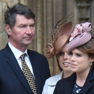 La princesse Eugenie et la princesse Beatrice (en arrière-plan, Timothy Laurence) au château de Windsor le 27 mars 2016 pour la messe de Pâques en la chapelle St George.