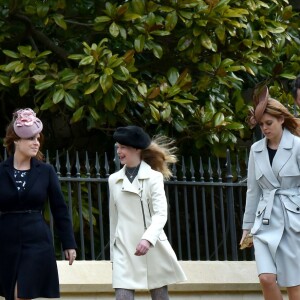 La princesse Eugenie et la princesse Beatrice d'York avec leur cousine Lady Louise Windsor au château de Windsor le 27 mars 2016 pour la messe de Pâques en la chapelle St George.