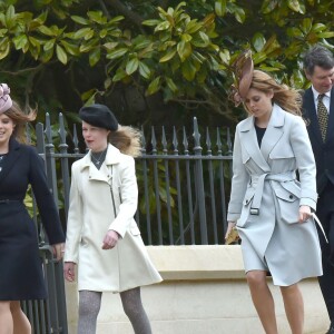La princesse Eugenie et la princesse Beatrice d'York avec leur cousine Lady Louise Windsor au château de Windsor le 27 mars 2016 pour la messe de Pâques en la chapelle St George.