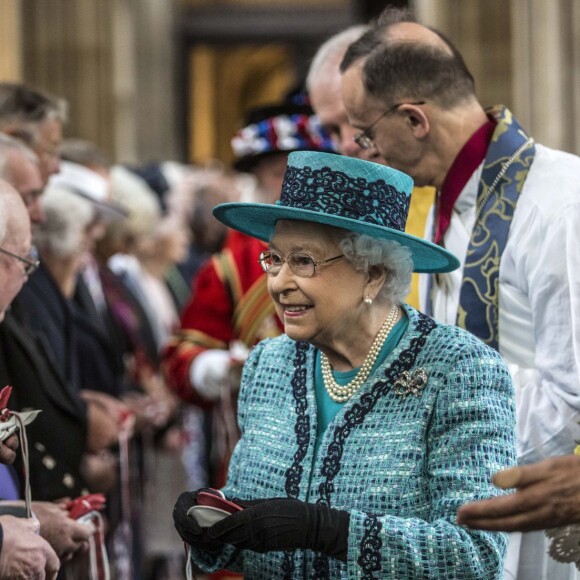 La reine Elizabeth II, accompagnée par son mari le prince Philip, célébrait le 24 mars 2016 en la chapelle St George à Windsor le Royal Maundy, cérémonie de Pâques qui voient la monarque remettre des pièces d'argent symboliques à 90 hommes et 90 femmes.