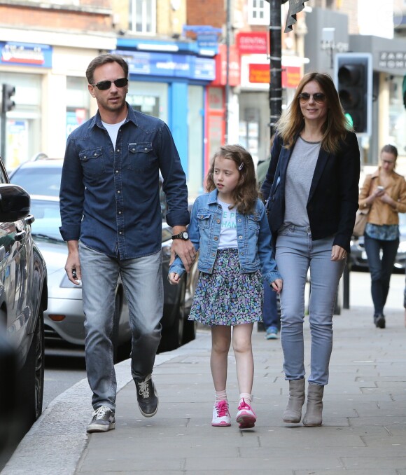 Exclusif - Première sortie en famille des jeunes mariés Geri Halliwell et Christian Horner à Londres à leur retour de lune de miel à Woburn Abbey. La petite Bluebell est souriante et heureuse, elle tient la main à Christian Horner, le 30 mai 2015