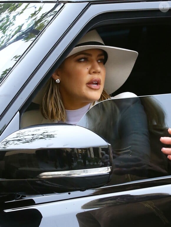 Khloe Kardashian arrive à l'église de Agoura Hills pour la messe de Pâques à Hagoura Hills le 27 Mars 2016. 