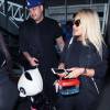 Rob Kardashian et sa compagne Blac Chyna arrivent à l'aéroport LAX de Los Angeles, Rob a ramené une énorme peluche, Los Angeles le 27 Mars 2016. Rob Kardashian and Blac Chyna arrive at LAX airport, Rob was carrying a large stuffed animal and smiling as they made their way to their car in Los Angeles on March 27, 2016.27/03/2016 - Los Angeles