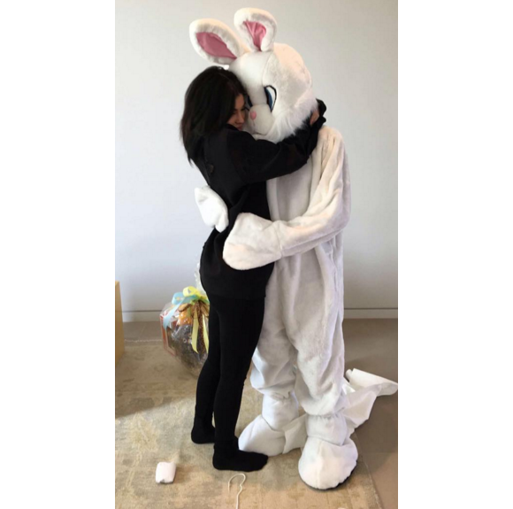 Kylie Jenner fête Pâques en famille. Son petit ami Tyga s'est déguisé en lapin. Photo publiée sur Snapchat, le 27 mars 2016.