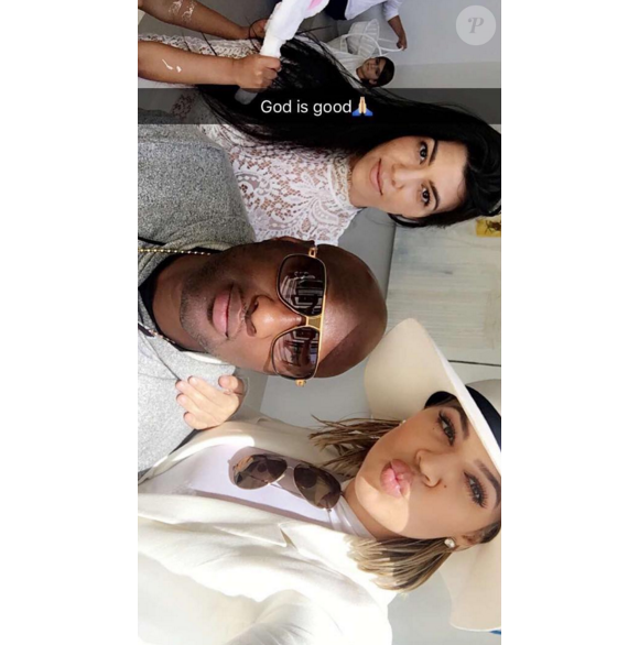 Kourtney et Khloé Kardashian ainsi que son mari Lamar Odom fêtent Pâques en famille. Photo publiée sur Snapchat, le 27 mars 2016.