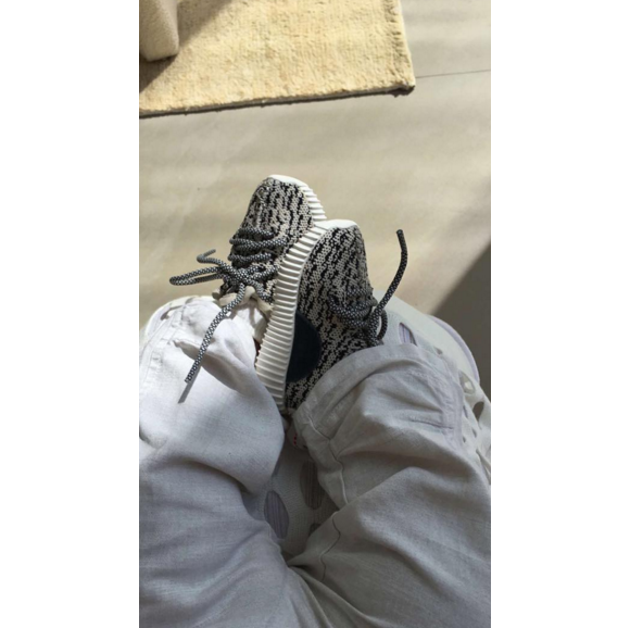 Kim Kardashian a partagé une photo de son fils Saint West qui porte des baskets Yeezys pour Pâques. Photo publiée sur Snapchat, le 27 mars 2016.
