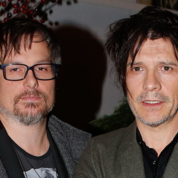 Oli de Sat (Olivier Gérard guitariste du groupe Indochine), Nicolas Sirkis (chanteur du groupe Indochine) à la  Soirée de la 2ème édition "Les étoiles du Parisien" à la Bellevilloise à Paris le 15 décembre 2014.