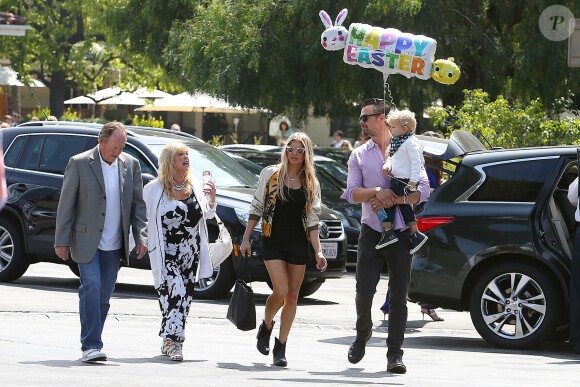 Fergie, ses parents Jon Patrick Ferguson et Theresa Ann Ferguson, son mari Josh Duhamel et leur fils Axl se rendent à la messe pour Pâques à Brentwood, le 27 mars 2016.